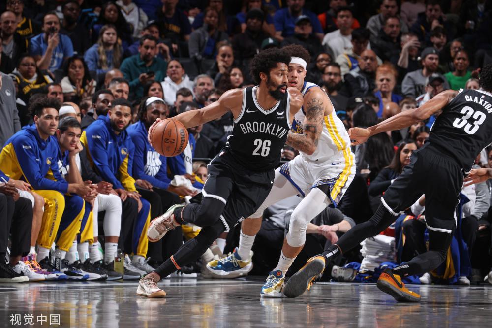 她将技术与 她将技术与