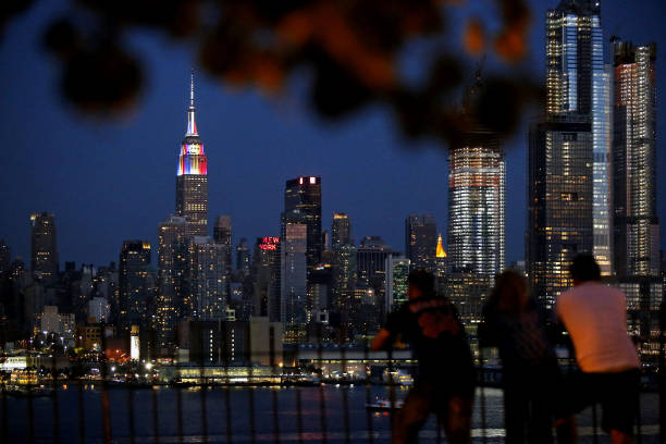 不仅仅凭借 不仅仅凭借